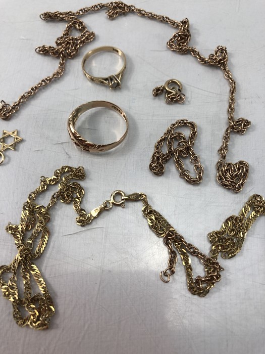 9ct Gold scrap Jewellery to include rings and chains (A/F) approx 16.1g