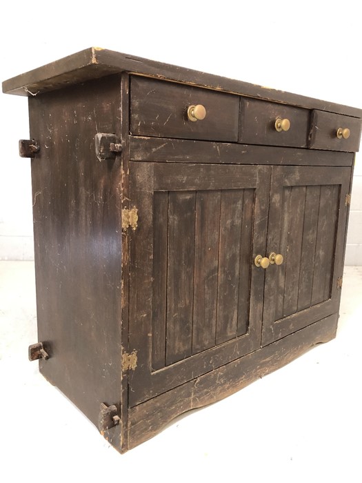 Vintage kitchen cupboard with three drawers and cupboard under with original fittings, approx - Image 4 of 6