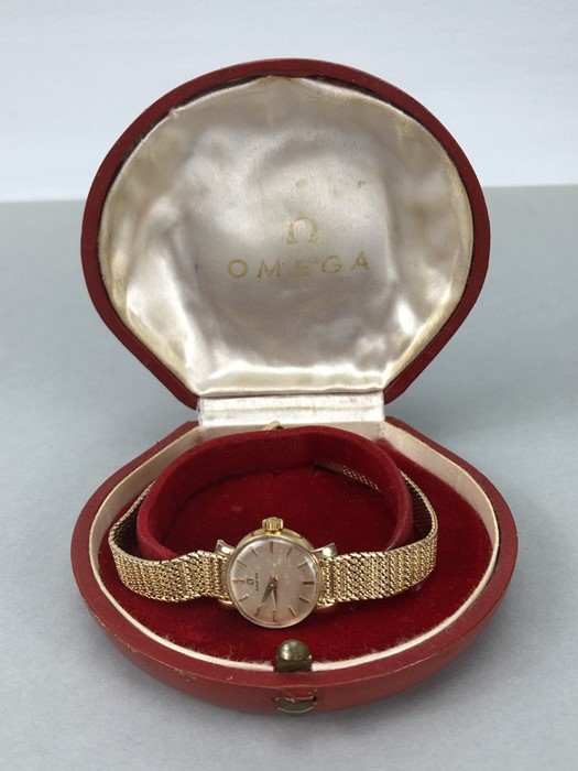 Ladies 9ct Gold OMEGA wristwatch with silver coloured dial and 9ct 375 strap (total weight 23.4g) - Image 2 of 9