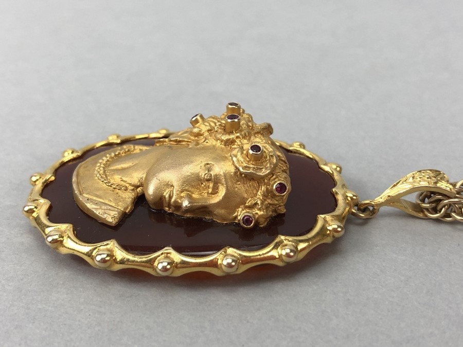 Large 9ct Gold Cameo Brooch on 9ct gold chain, the cameo head is marked 375, as is the mount...Gross - Image 10 of 10