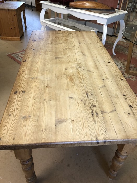 Pine kitchen farmhouse table on turned legs, approx 183cm x 90cm x 79cm tall - Image 2 of 5