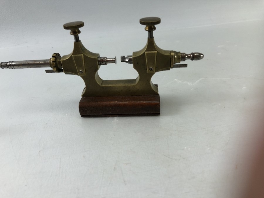 Brass Precision instruments/ gauges on mahogany stands approx. 9cm tall - Image 5 of 7