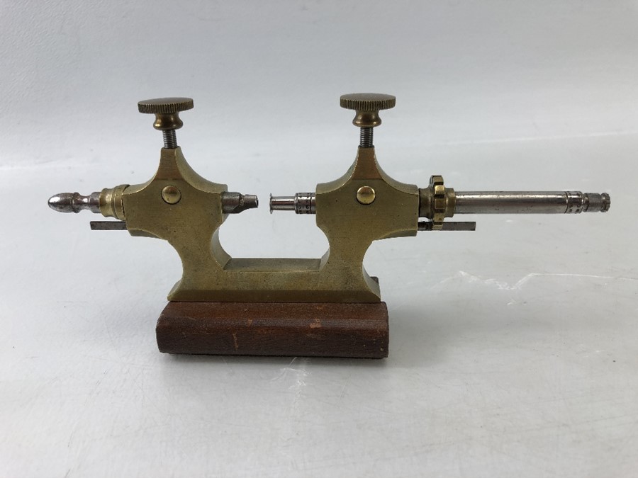 Brass Precision instruments/ gauges on mahogany stands approx. 9cm tall - Image 7 of 7