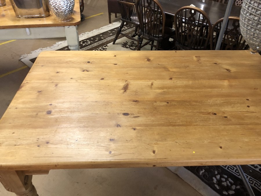 Pine kitchen table with turned legs approx 153cm x 91cm x 78cm tall - Image 2 of 4