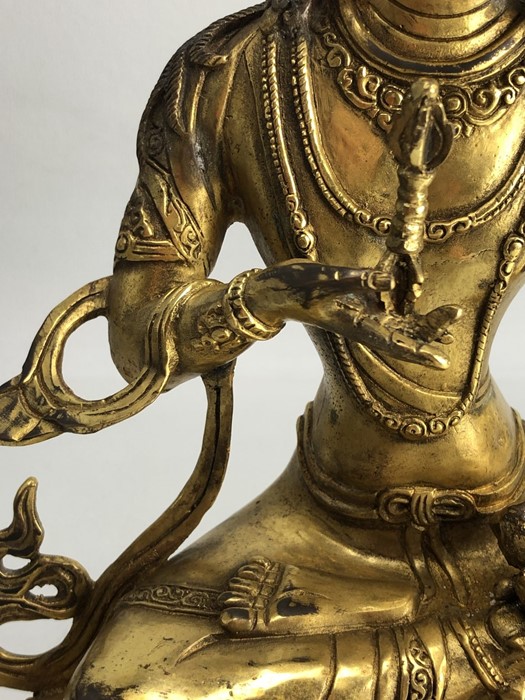 Large gilt bronze of a Chinese Buddha, approx 32cm in height - Image 9 of 12