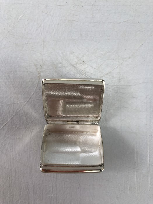 Small rectangular silver pill box with recumbent lady to lid. Stamped 925 - Image 3 of 4