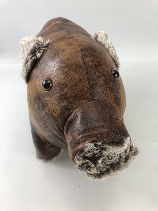 Ornamental doorstop in the form of a pig, approx 33 cm in length - Image 2 of 4