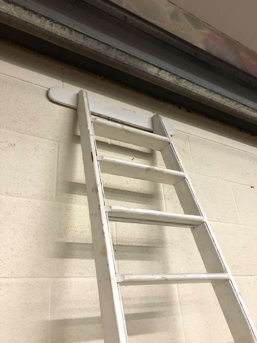 Vintage white-painted library ladder - Image 5 of 5