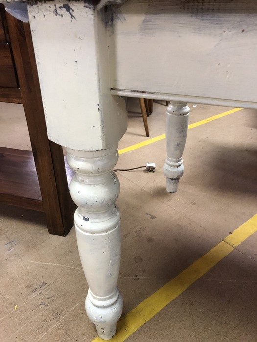 Pine kitchen farmhouse table with white painted turned legs, approx 183cm x 84cm x 78cm tall - Image 4 of 4