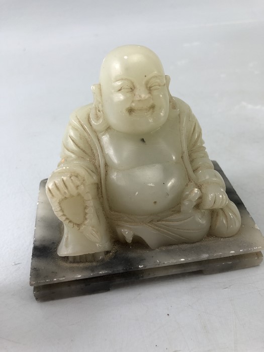 Four oriental items to include Netsuke, seated Buddha and a metal Thai Deity - Image 7 of 7