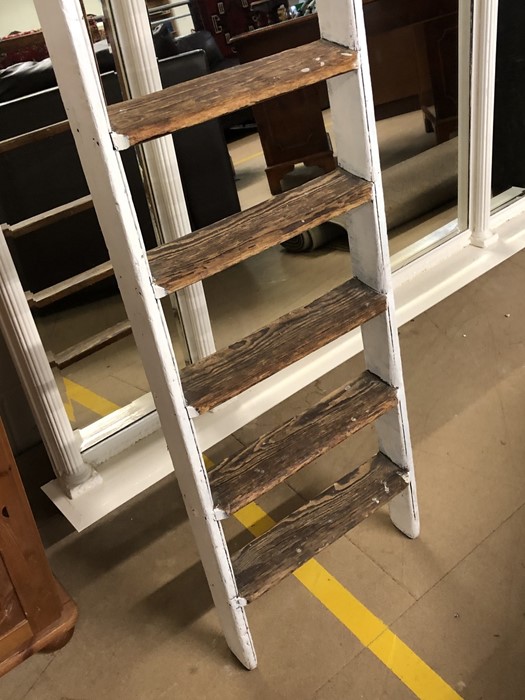 Vintage white-painted library ladder - Image 2 of 5