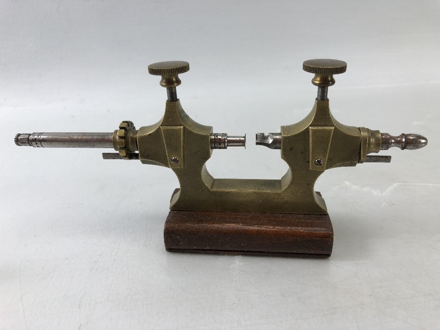 Brass Precision instruments/ gauges on mahogany stands approx. 9cm tall - Image 6 of 7