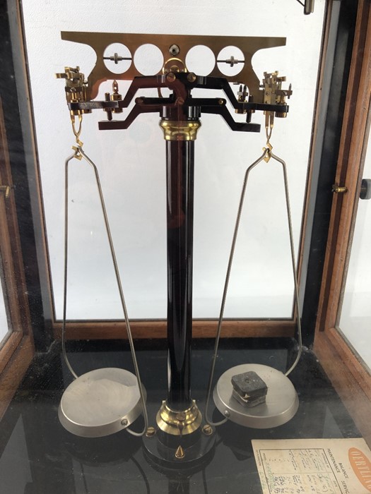 Vintage oak and glass cased weighing scales by Sartorius Werke of Gottingen - Image 3 of 5