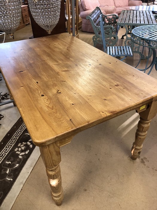 Pine kitchen table with turned legs approx 153cm x 91cm x 78cm tall - Image 3 of 4