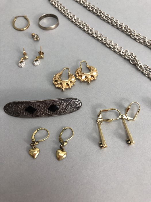 Collection of 9ct Gold (min 2.4g) gold coloured and silver jewellery items - Image 2 of 4