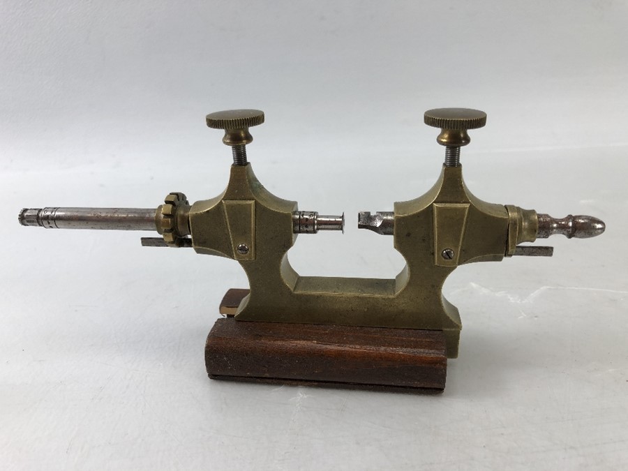 Brass Precision instruments/ gauges on mahogany stands approx. 9cm tall - Image 4 of 7