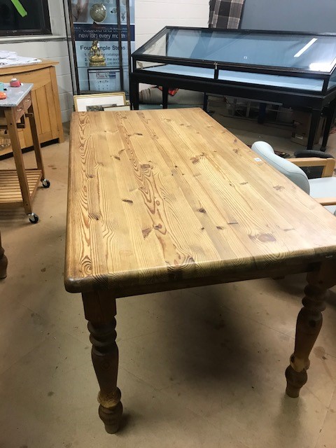 Pine kitchen farmhouse table with turned legs approx 180cm x 90cm x 78cm tall - Image 5 of 5