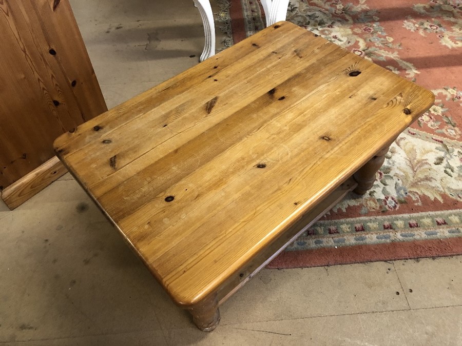 Pine coffee table with shelf under - Image 2 of 2