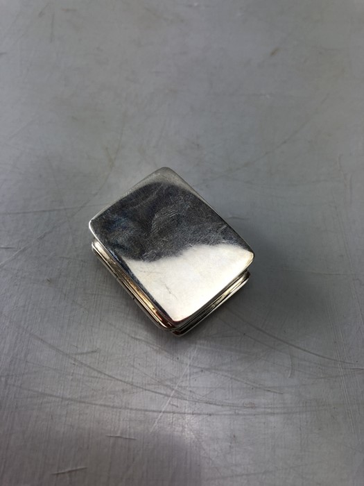 Small rectangular silver pill box with recumbent lady to lid. Stamped 925 - Image 2 of 4