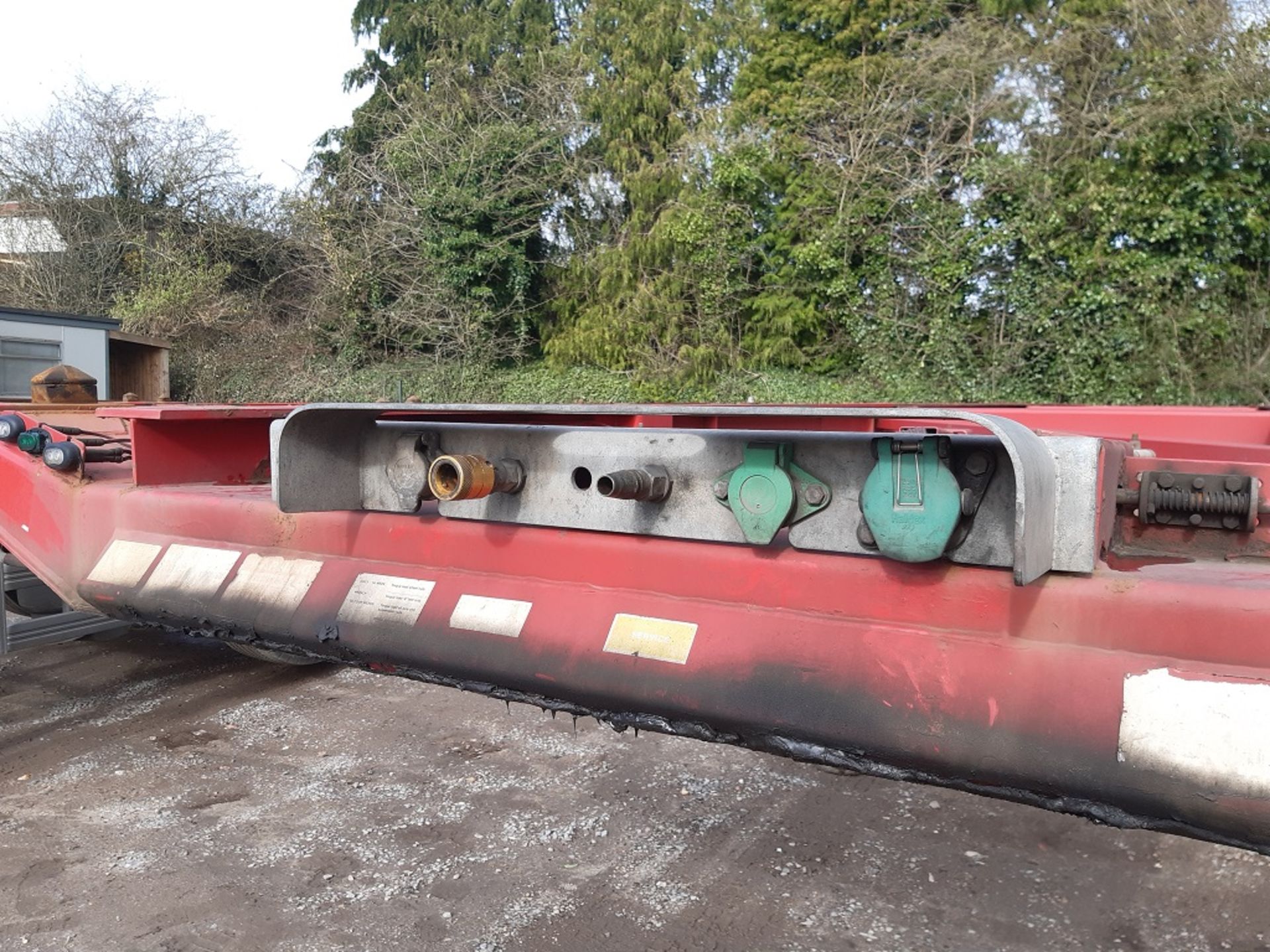 Red Dennison Three Axle (40ft) Sliding Skeletal Trailer (2004) - Image 5 of 19