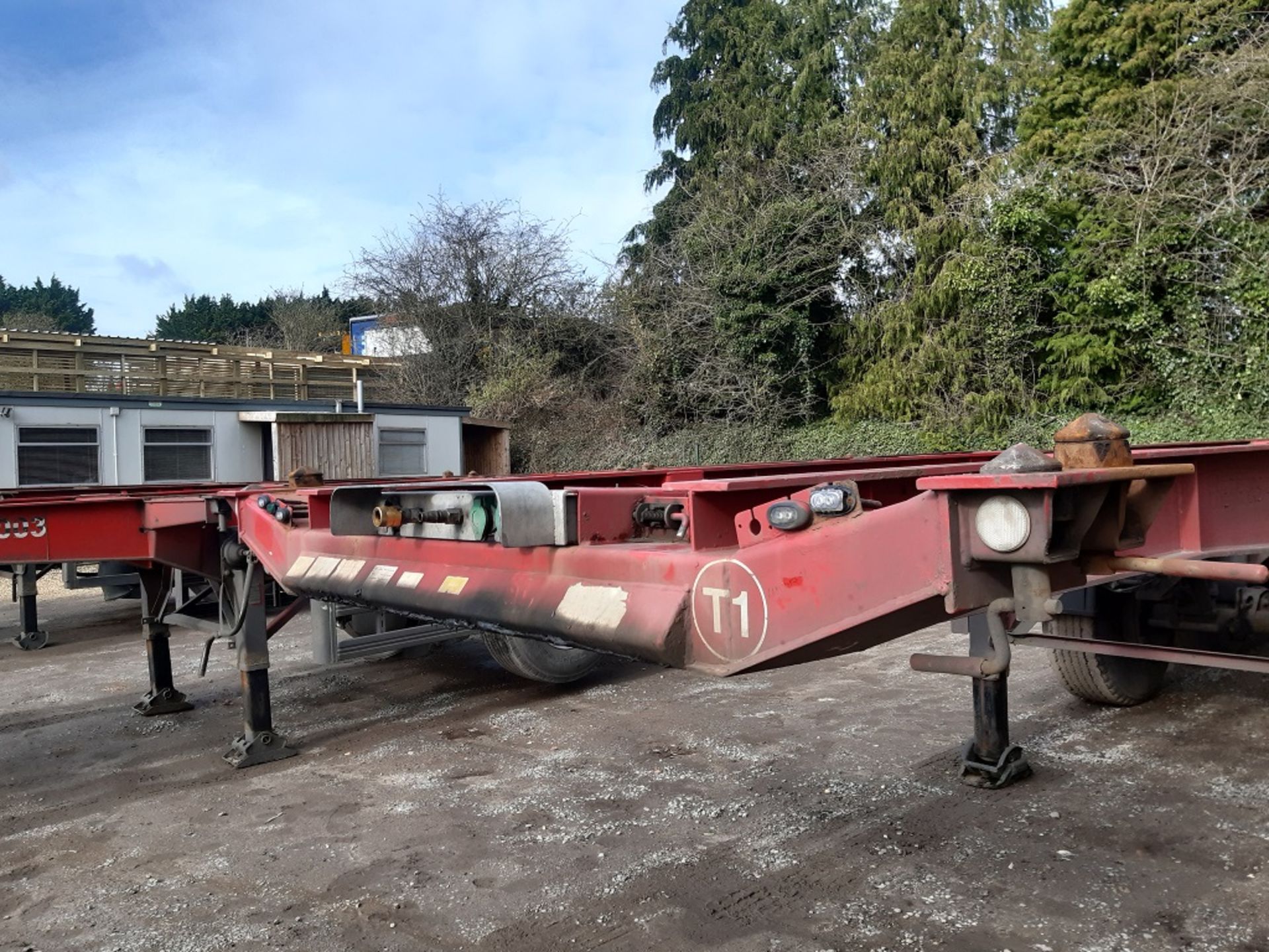 Red Dennison Three Axle (40ft) Sliding Skeletal Trailer (2004) - Image 2 of 19