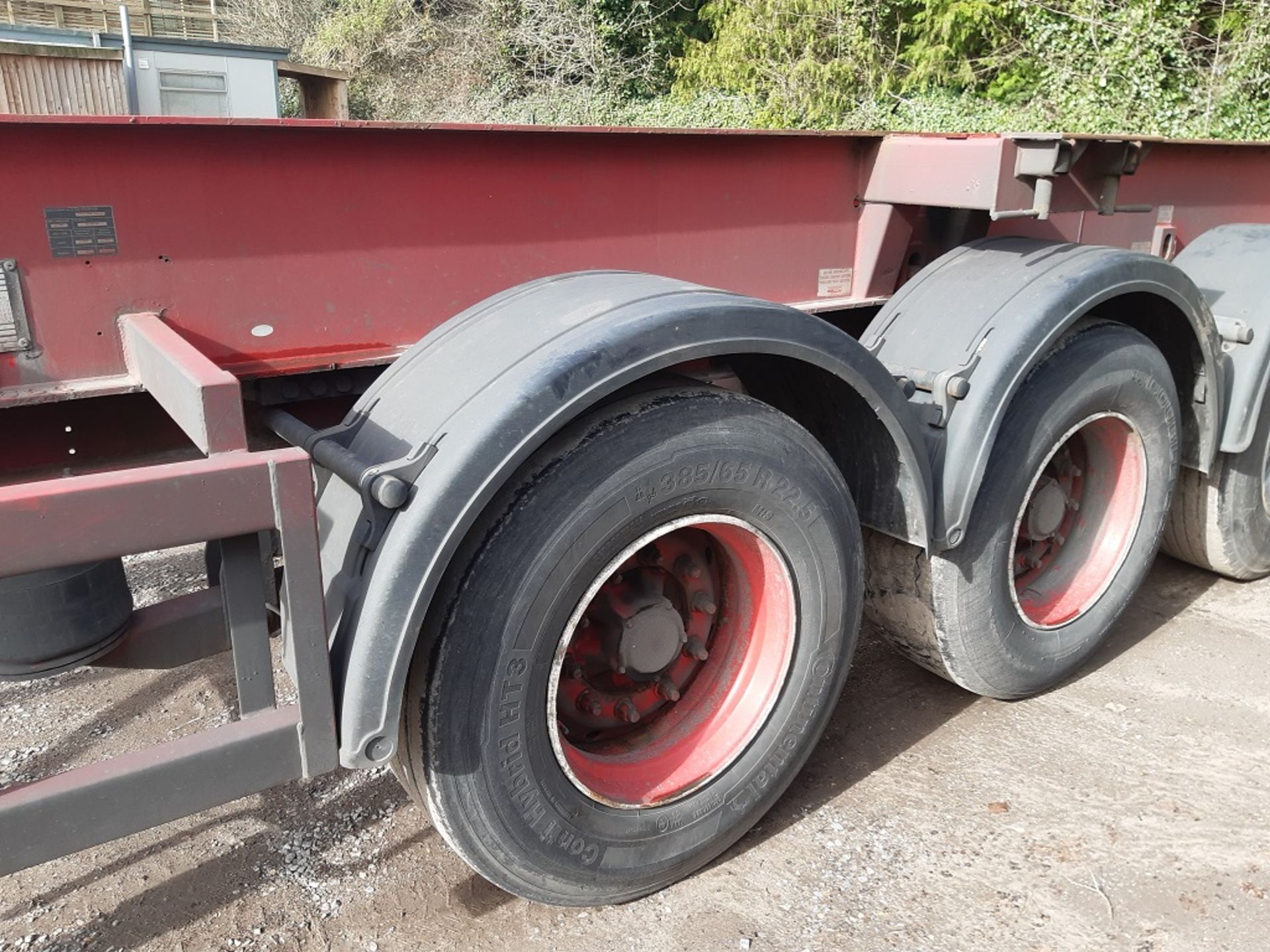 Red Dennison Three Axle (40ft) Sliding Skeletal Trailer (2004) - Image 13 of 19