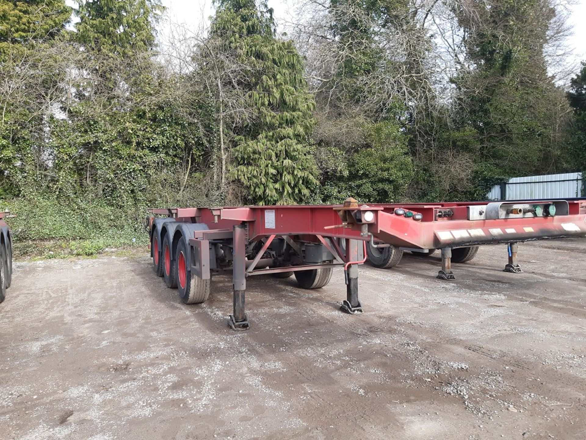 Red Dennison Three Axle (40ft) Sliding Skeletal Trailer (2004) - Image 9 of 19