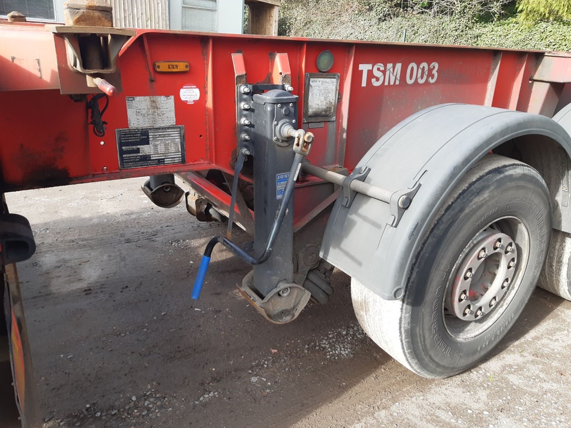 Red Dennison Four Axle (one drop axle) Multifunction Skeletal Trailer (2006) - Image 3 of 23