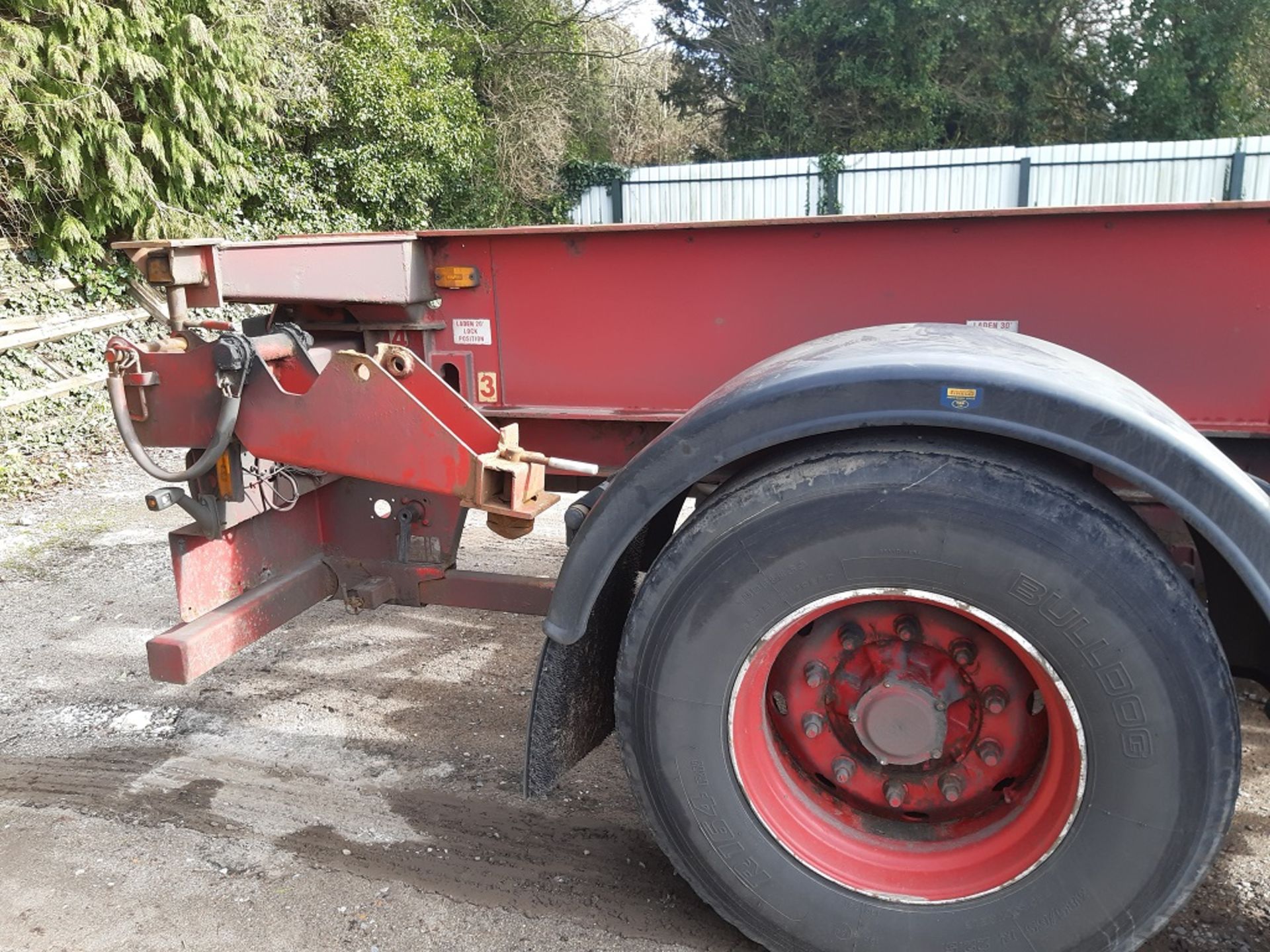 Red Dennison Three Axle (40ft) Sliding Skeletal Trailer (2004) - Image 10 of 19