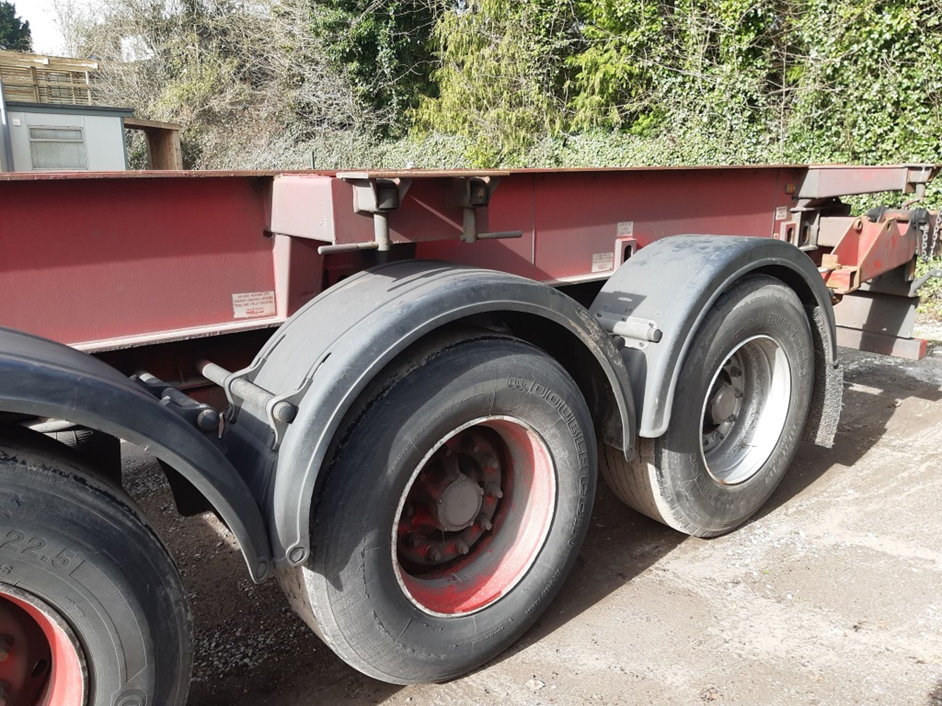 Red Dennison Three Axle (40ft) Sliding Skeletal Trailer (2004) - Image 8 of 19