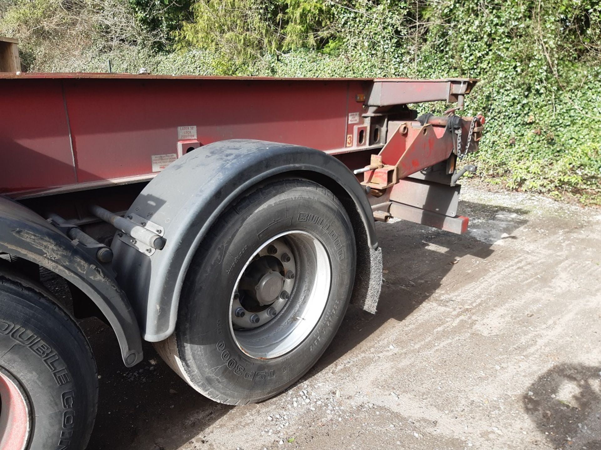 Red Dennison Three Axle (40ft) Sliding Skeletal Trailer (2004) - Image 14 of 19