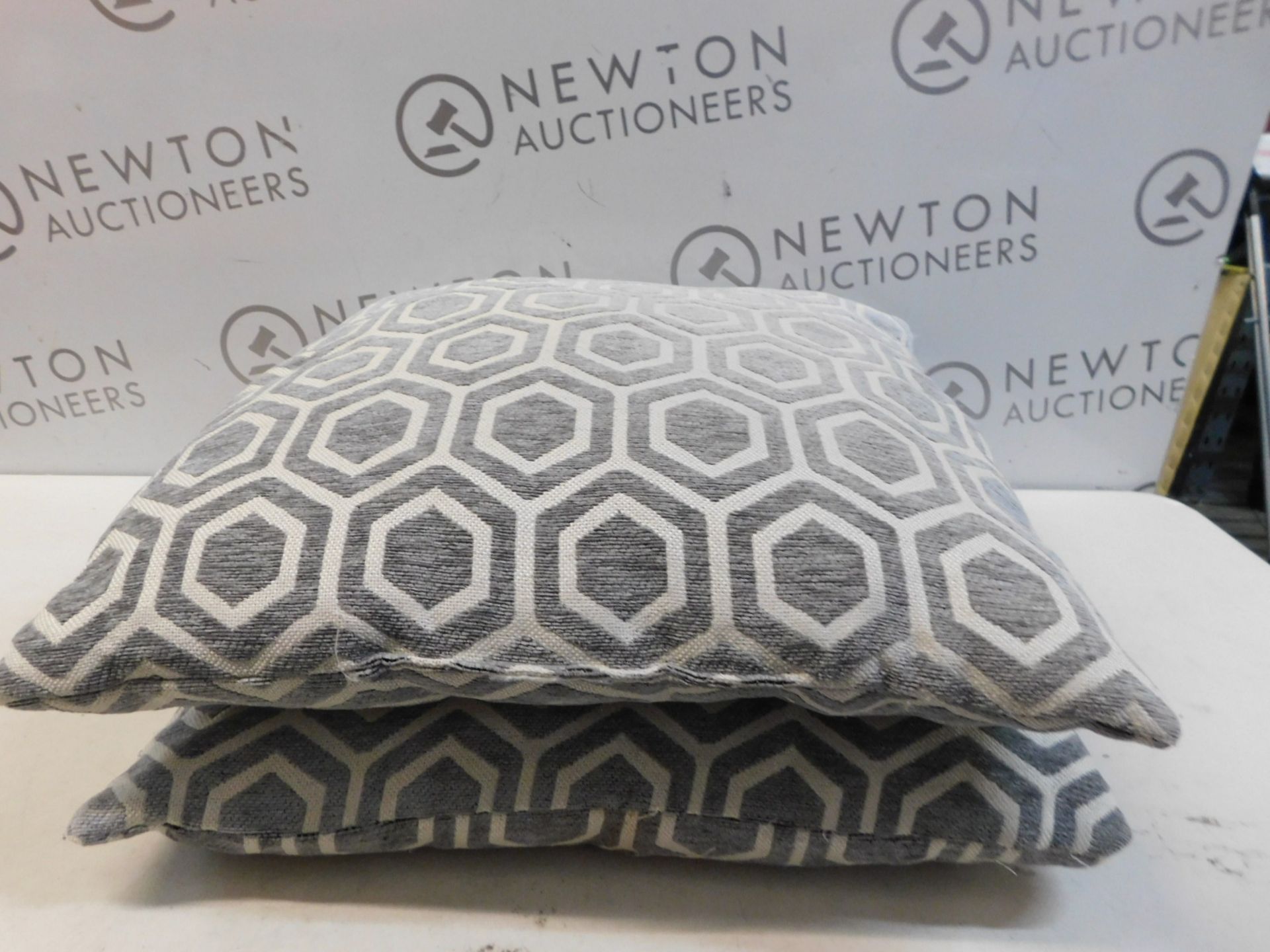 1 PAIR OF ARLEE HOME FASHION PATTERNED GREY CUSHIONS RRP Â£29.99