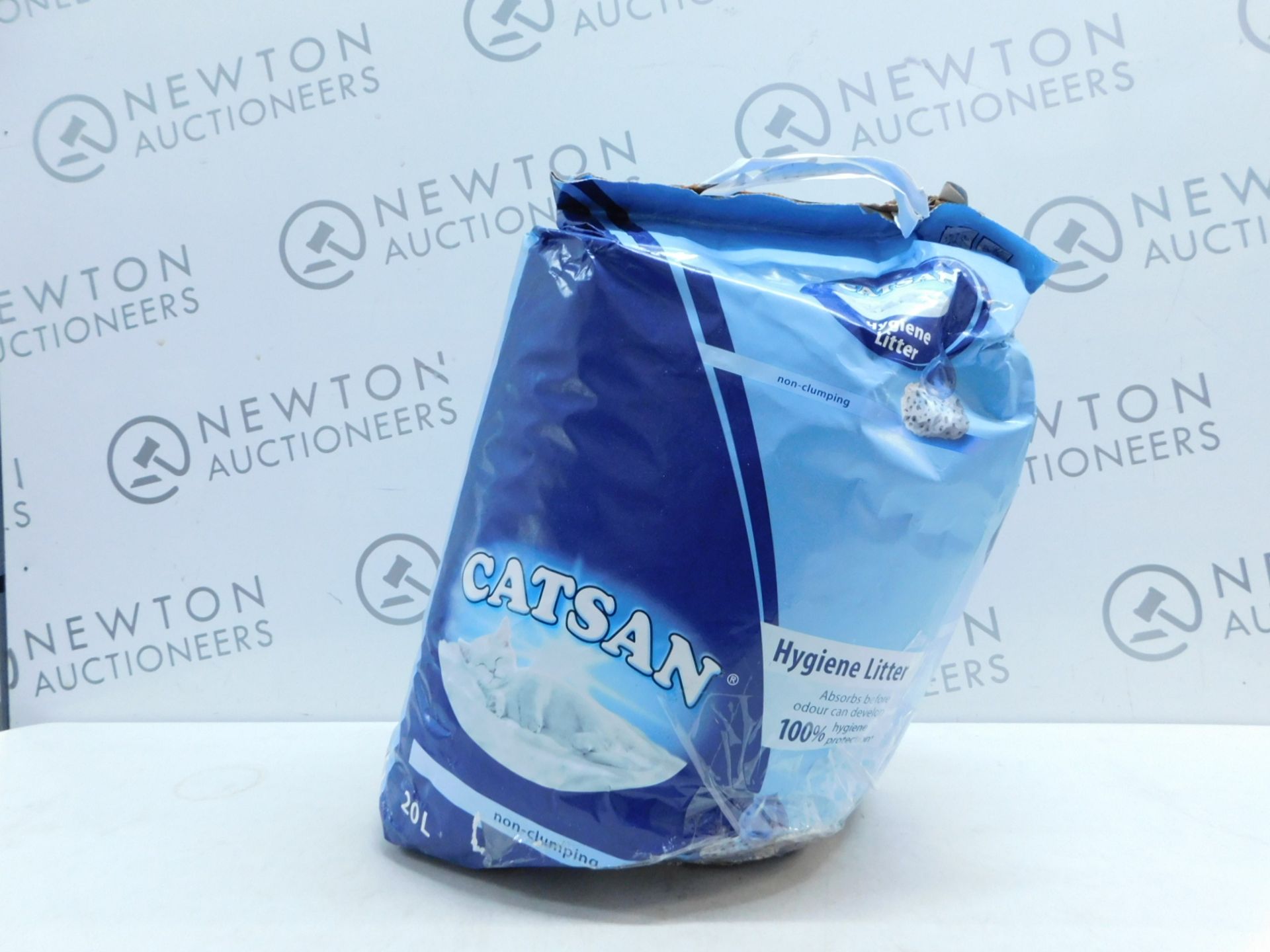 1 BAG OF CATSAN CAT LITTER RRP Â£29.99