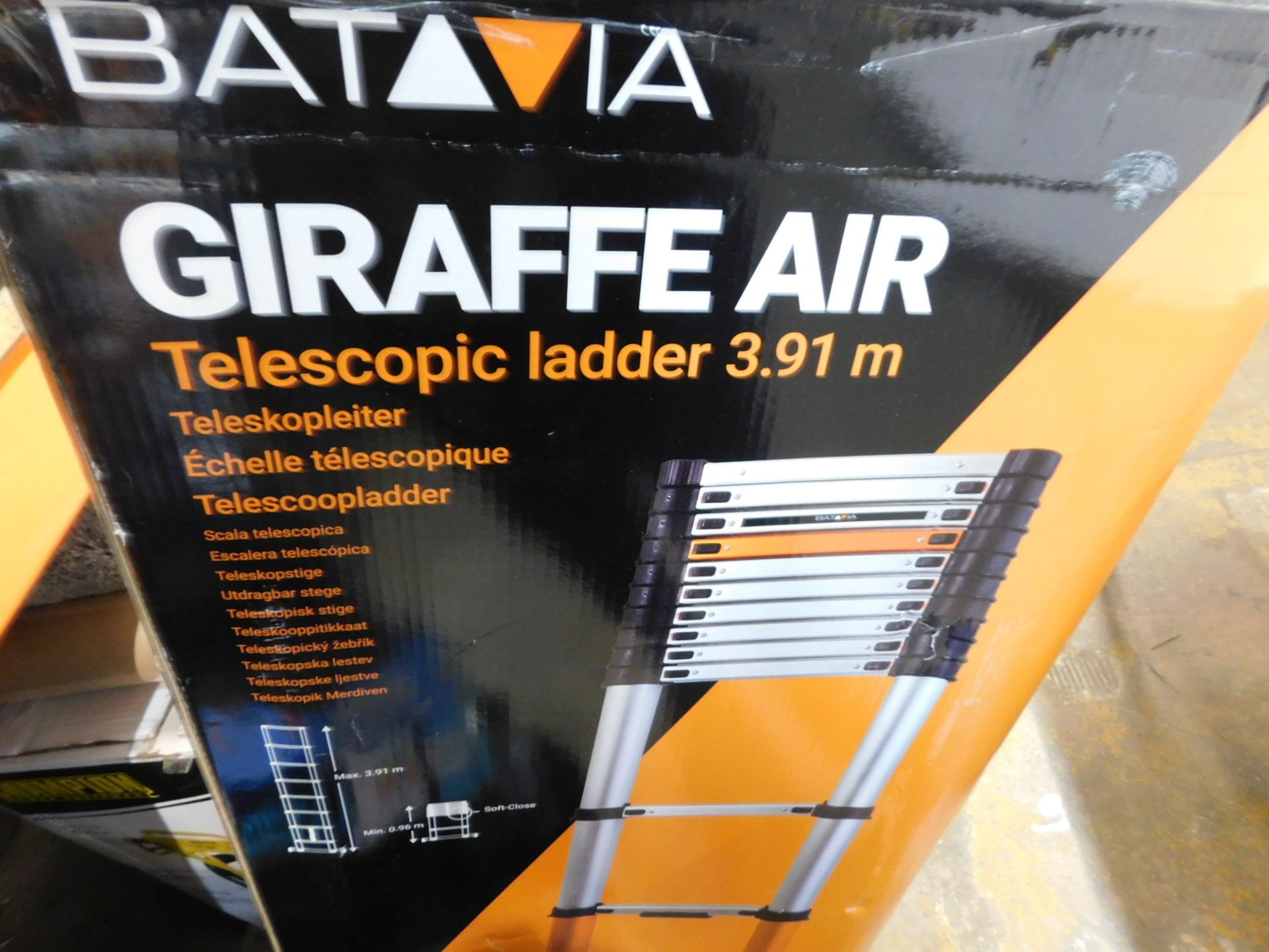 1 BOXED BATAVIA TELESCOPIC LADDER RRP Â£149.99