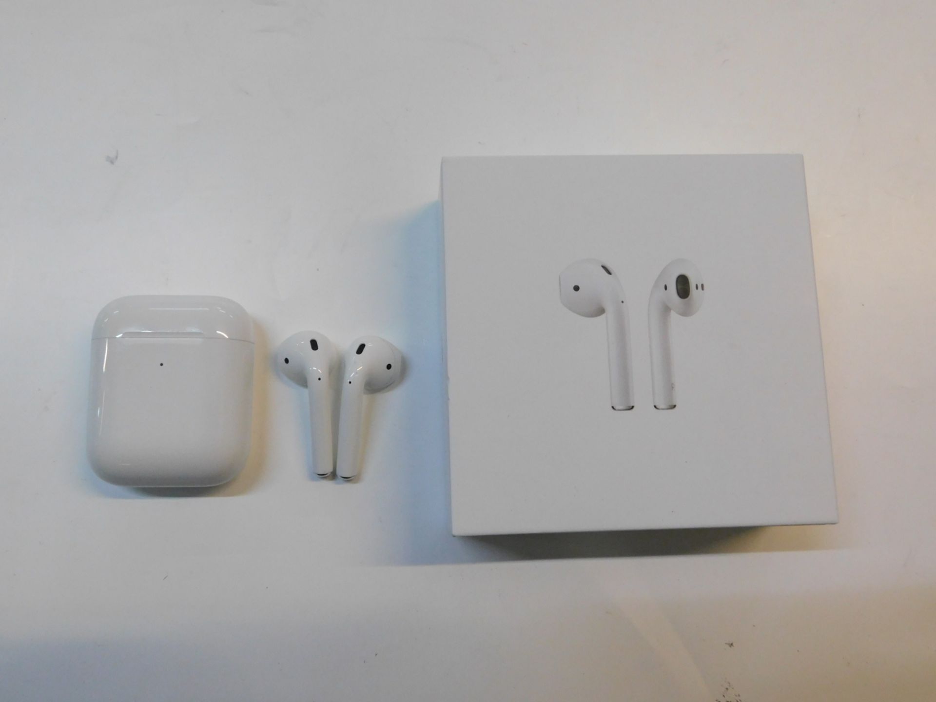 1 BOXED PAIR OF APPLE AIRPODS 2ND GENERATION BLUETOOTH EARPHONES WITH WIRLESS CHARGING CASE RRP Â£