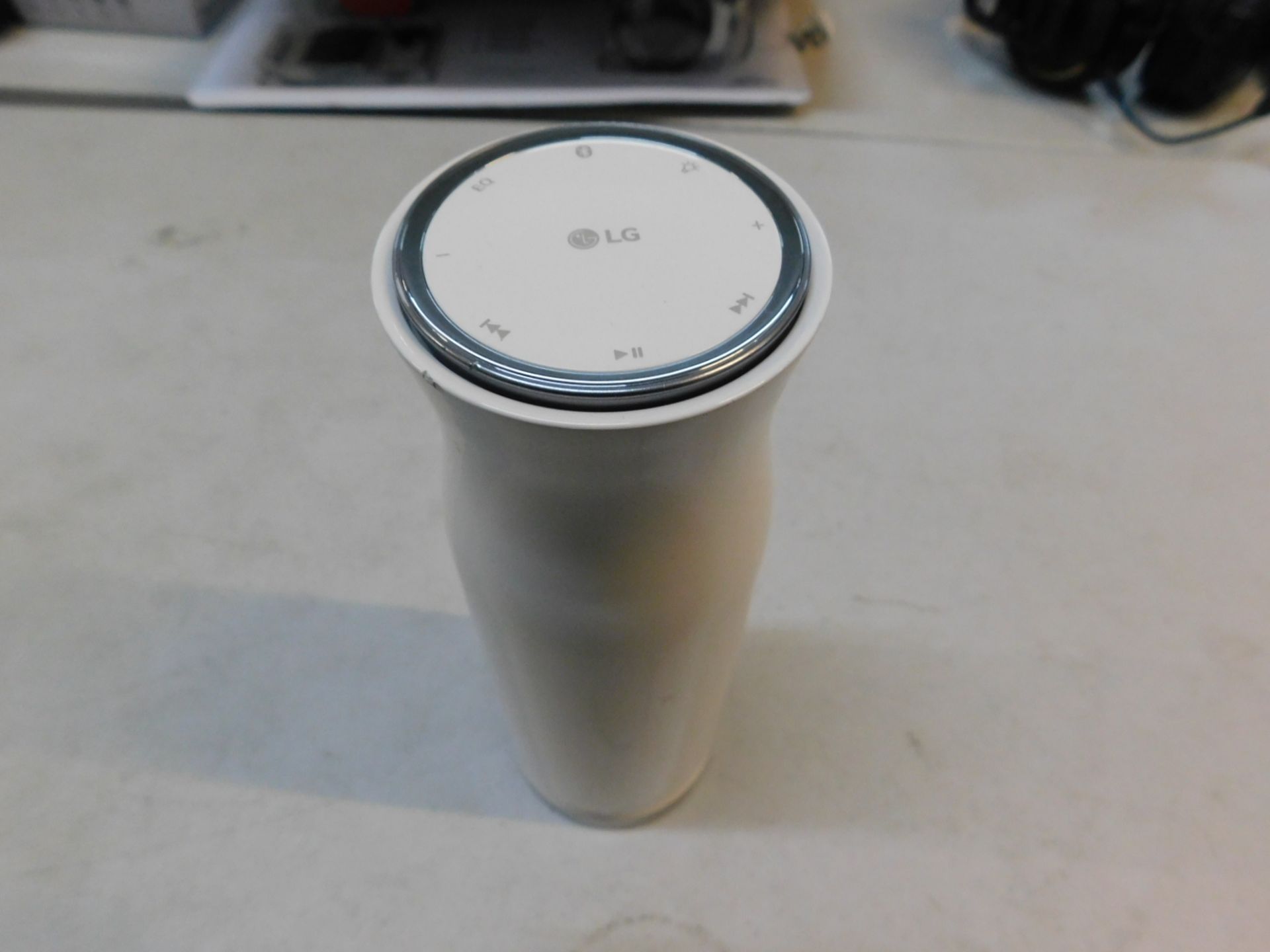 1 LG SOUND 360 WHITE MUSIC FLOW PORTABLE BLUETOOTH SPEAKER RRP Â£89.99