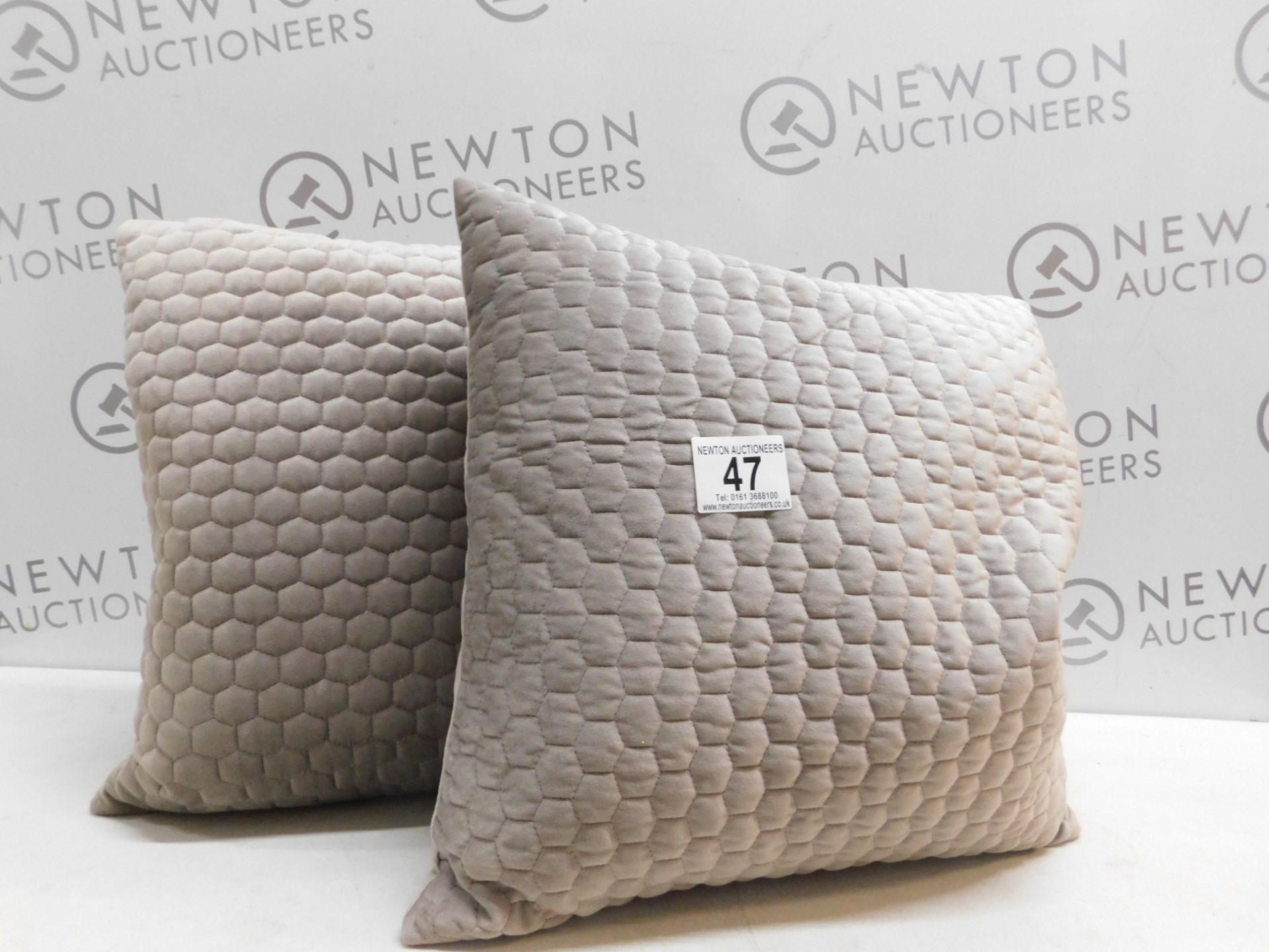 1 PAIR OF GALLERY DIRECT HONEYCOMB GREY CUSHION RRP Â£34.99