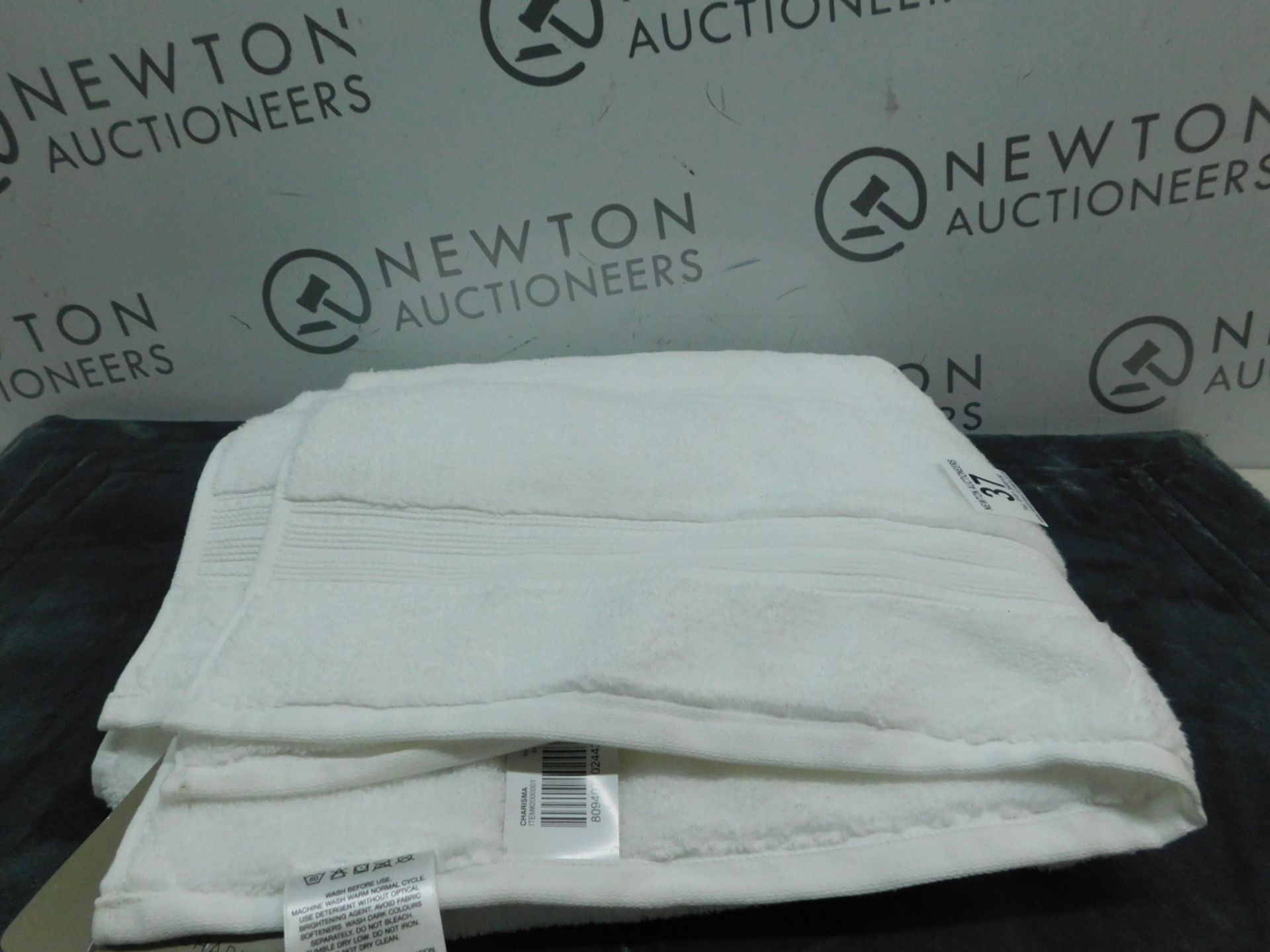 1 CHARISMA WHITE LUXURY RESORT TOWEL RRP Â£24.99