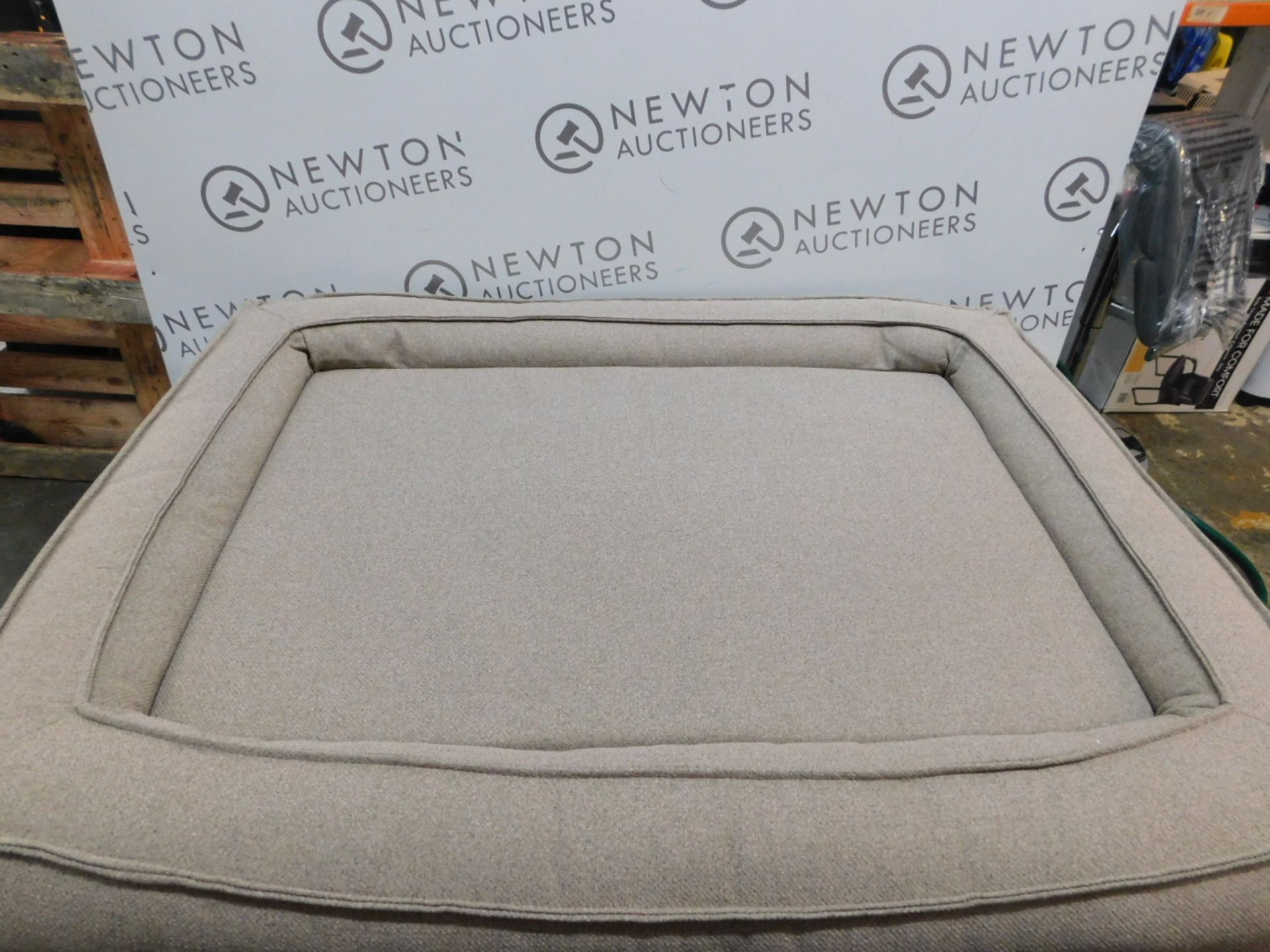 1 KIRKLAND SIGNATURE 30"X 40" SOFT PET BED RRP Â£39.99