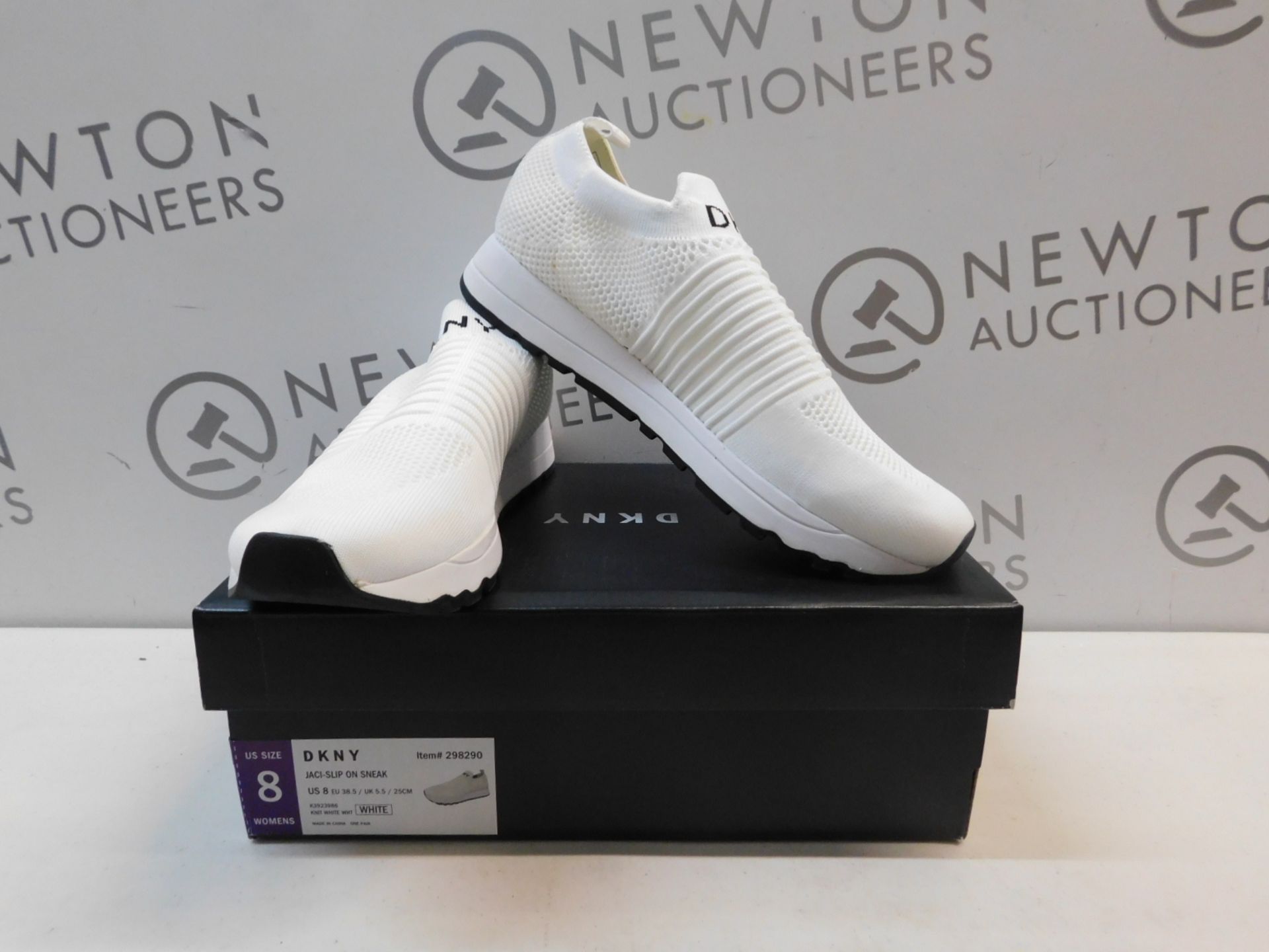 1 BOXED PAIR OF DKNY WOMENS JACI-SLIP ON WHITE TRAINERS SIZE 5.5 RRP Â£89.99