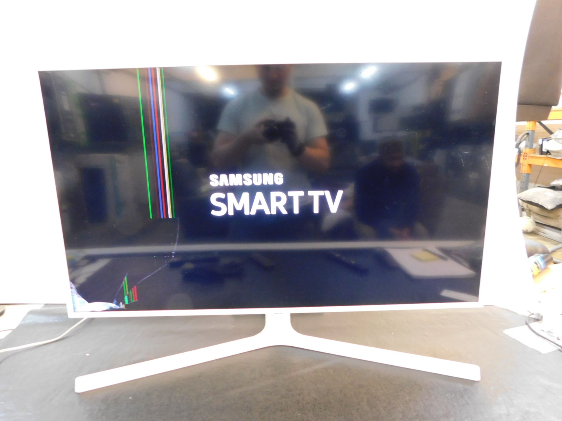 1 SAMSUNG 43" UE43RU7410 4K ULTRA HD SMART TV WITH STAND RRP Â£599 (SMASHED, SWITCHES OFF)