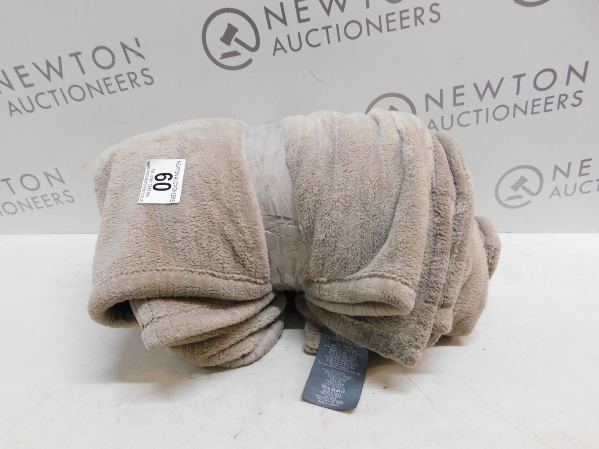 1 MAISON & JARDIN GREY LUXURY LINENS THROW RRP £39.99