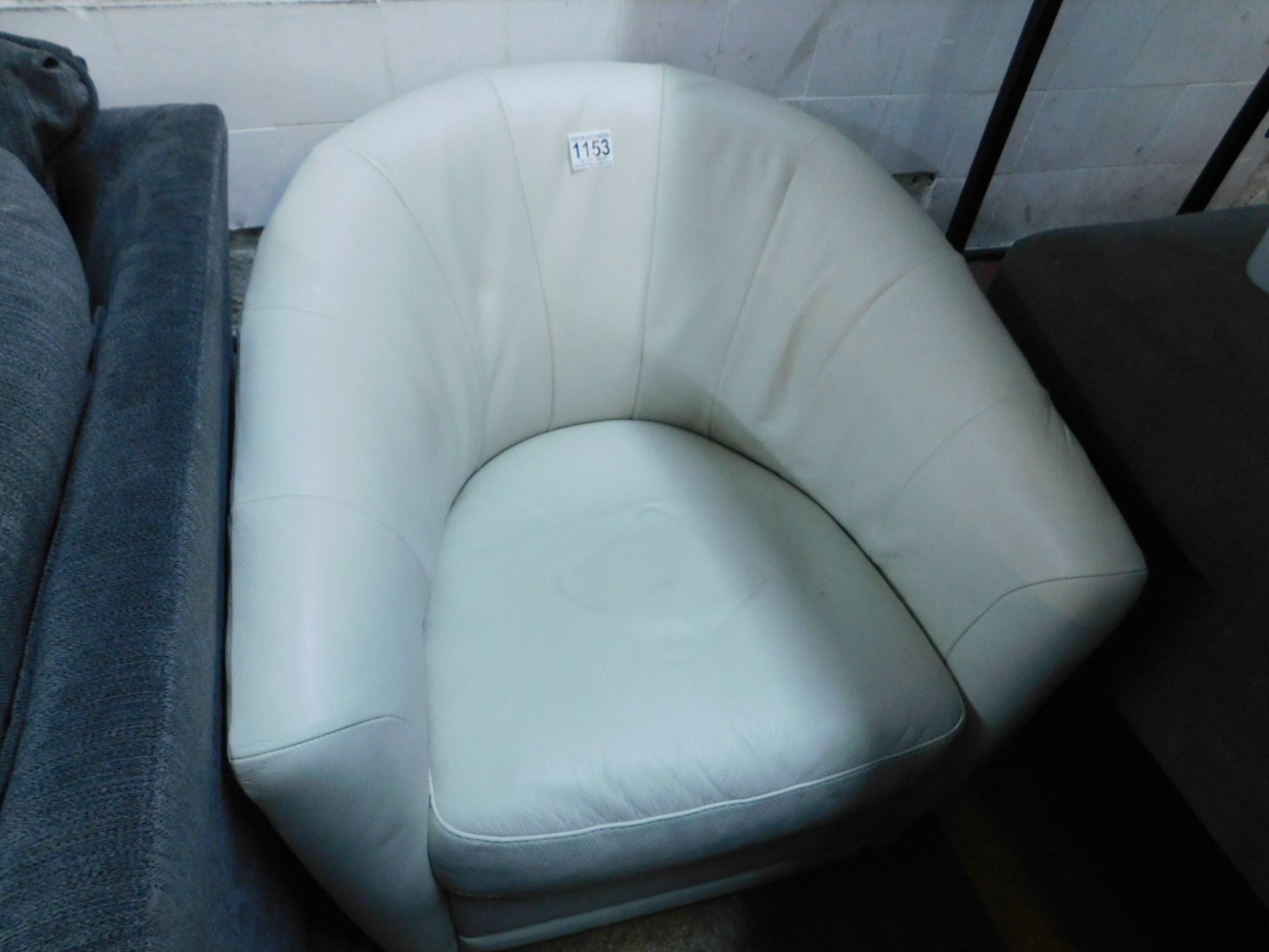 1 NATUZZI CREAM LEATHER SWIVEL ACCENT CHAIR RRP Â£349.99