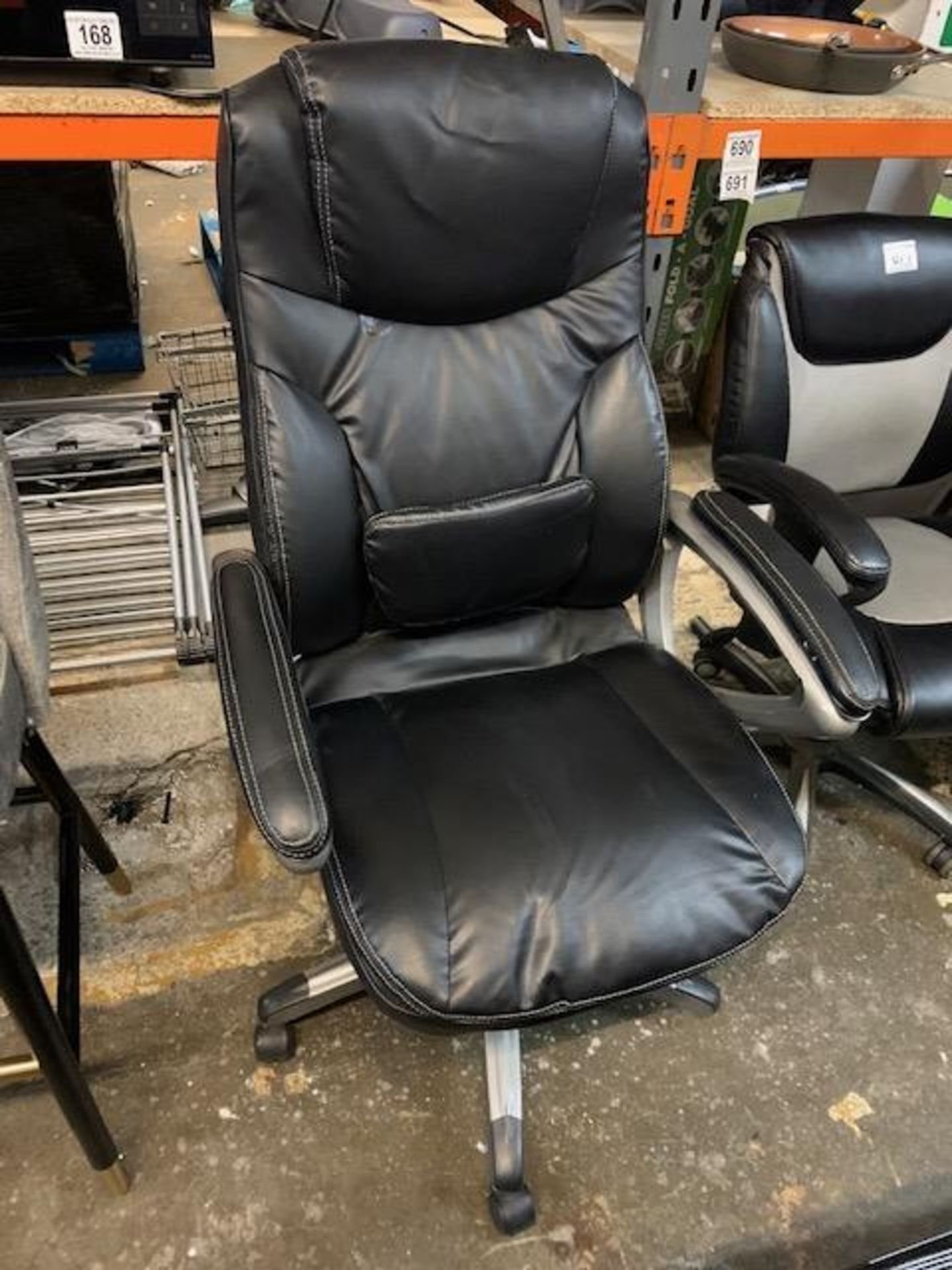 1 TRUE WELLNESS BLACK BONDED LEATHER GAS LIFT MANAGERS CHAIR RRP Â£179.99