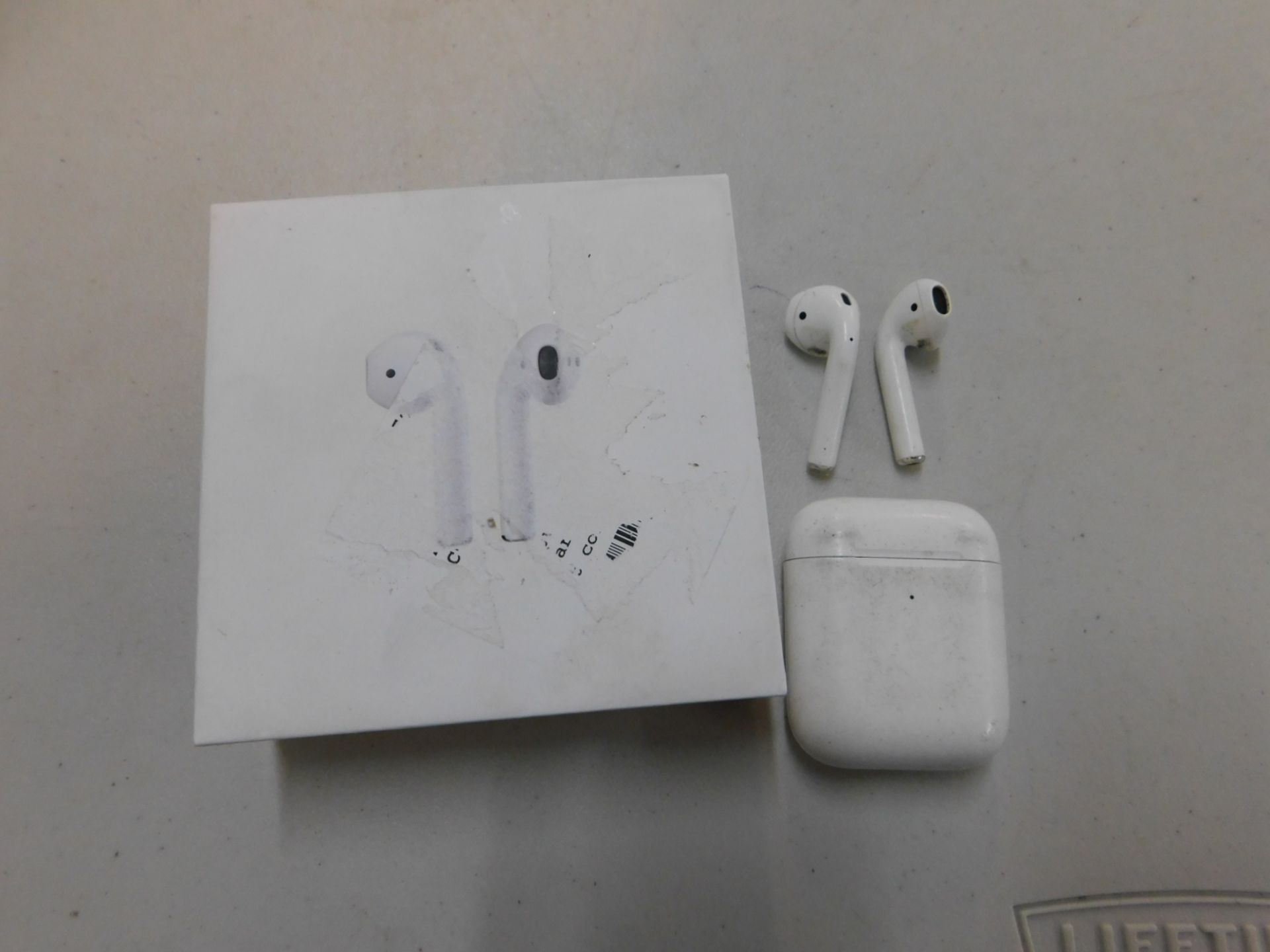 1 BOXED PAIR OF APPLE AIRPODS 2ND GENERATION BLUETOOTH EARPHONES WITH WIRLESS CHARGING CASE RRP Â£