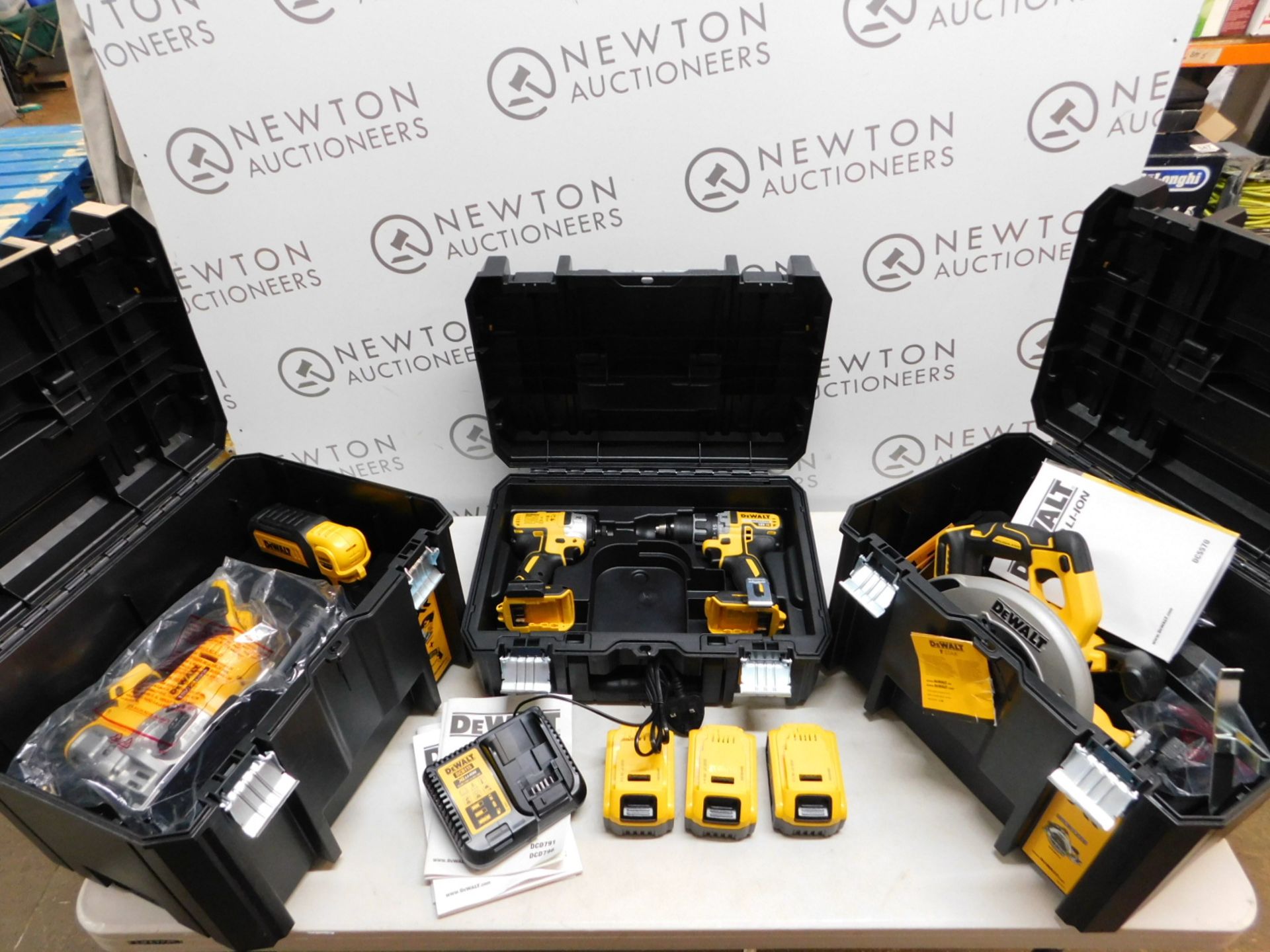 1 DEWALT DCK523P3T (WORKING, EXCELLENT CONDITION) 18V XR 5-PIECE POWERTOOL KIT CONSISTS OF: DCD791