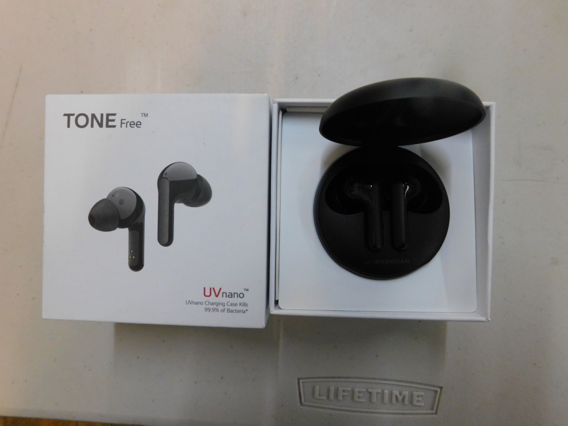 1 BOXED LG TONE FREE EARPHONES WITH MERIDIAN TECHNOLOGY MODEL HBS-FN6 RRP Â£119 (POWER ON WORKING)