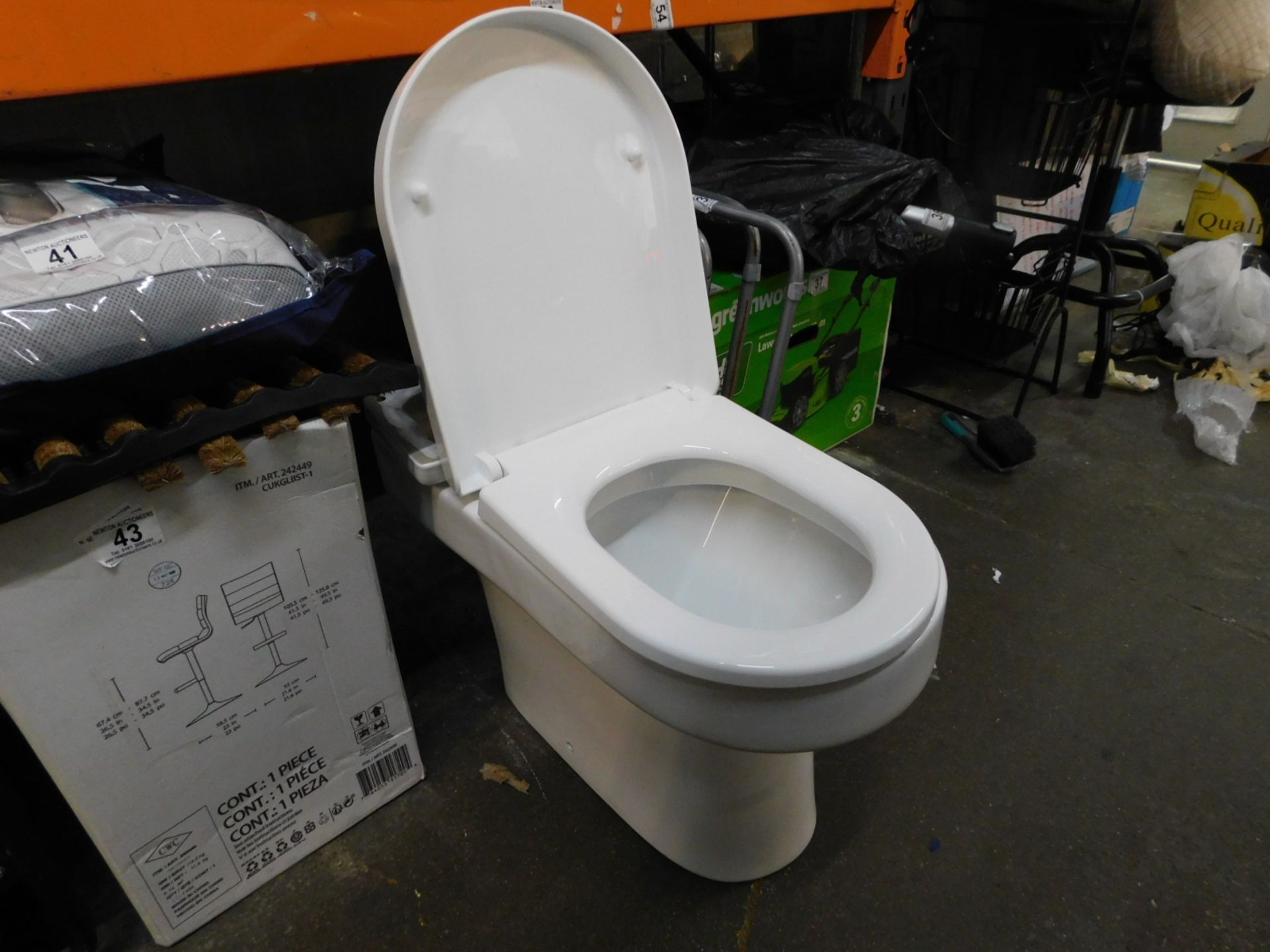 1 TAVISTOCK OUTLINE CLOSE COUPLED TOILET & SEAT RRP Â£299