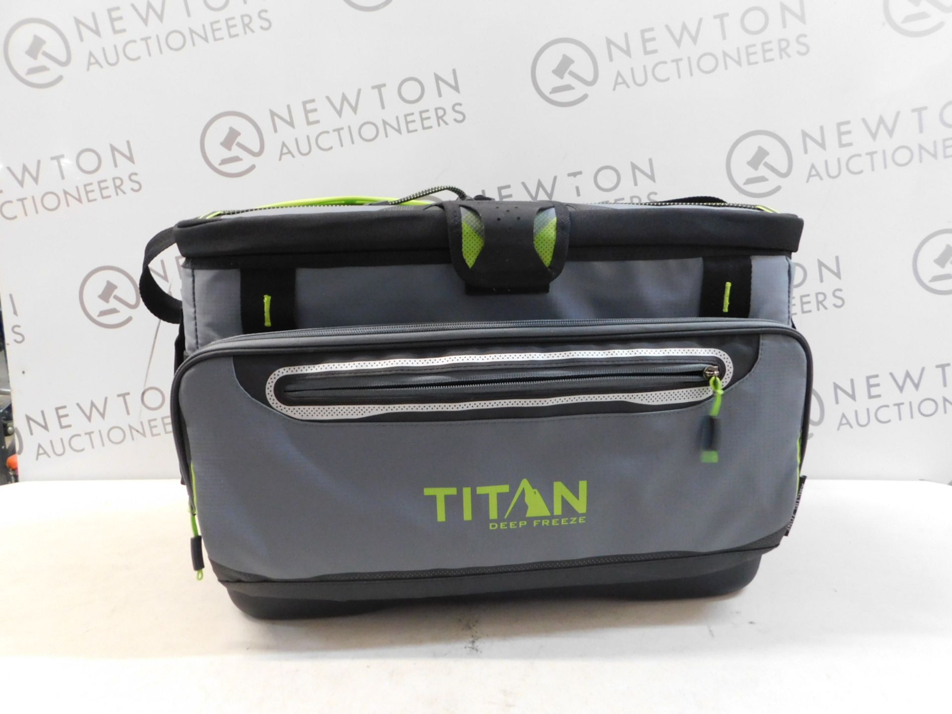 1 ARCTIC ZONE TITAN ZIPPERLESS COOLER BAG RRP Â£89