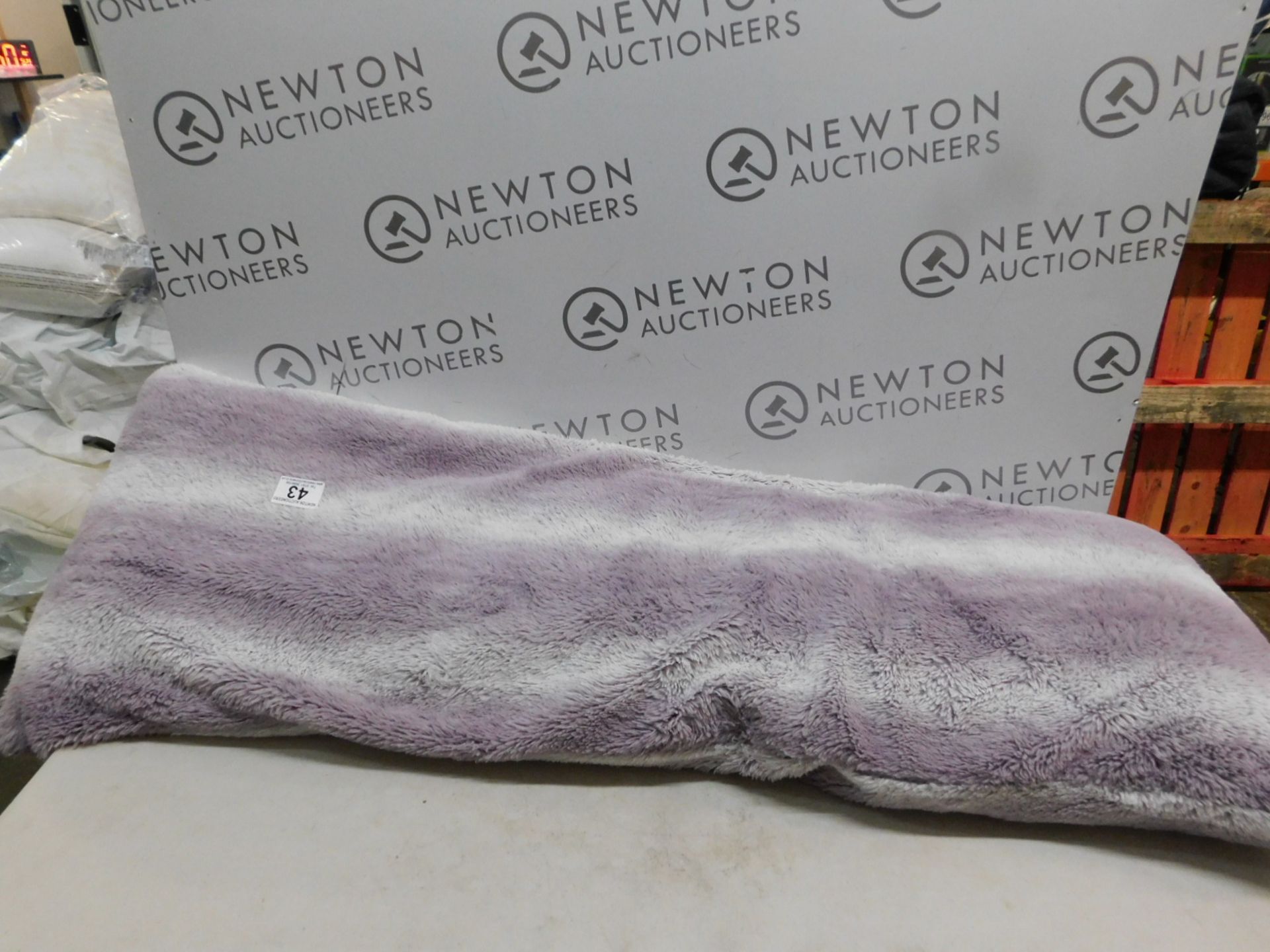 1 ARLEE HOME FASHION LUXURIOUS BODY PILLOW RRP Â£24.99